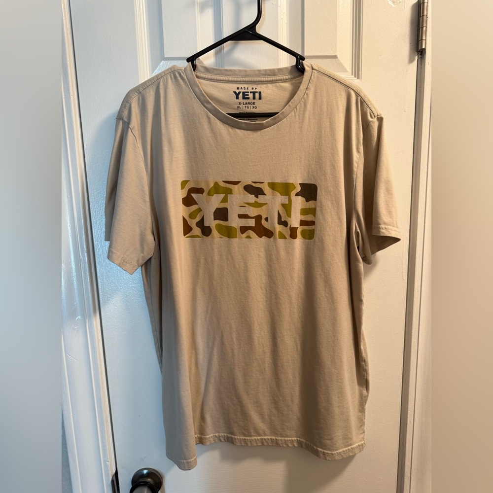 YETI Men's Beige Camo Logo T-shirt